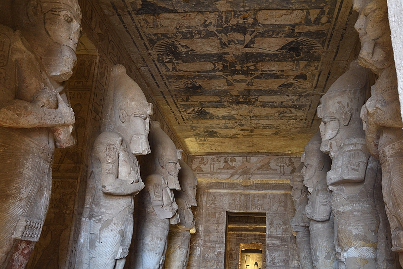 62 MAK_6502.jpg - La sala ipostila (sala delle colonne). Le otto statue (alte circa 10 metri) che fiancheggiano la sala raffigurano il faraone Ramses II nelle vesti di Osiride, il dio dell'oltretomba. Le statue sul lato sinistro La sala ipostila indossano la corona dell'Alto Egitto.